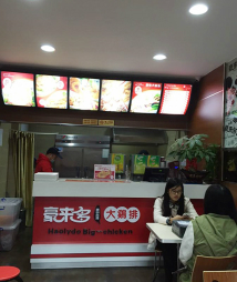与哲学不同，认知心理学是从知识的来源 